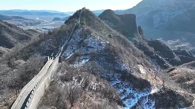 天津蓟州黄崖关长城雪景一镜平推航拍视频的预览图